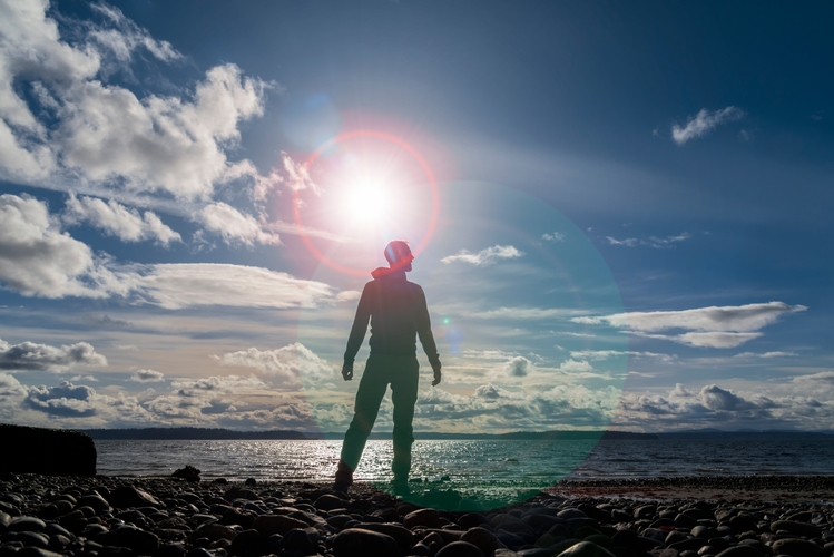 Silhouetted Man Standing By The Sea In Lens Flare Aura People From Behind Rltheis T20 B Ap1l6